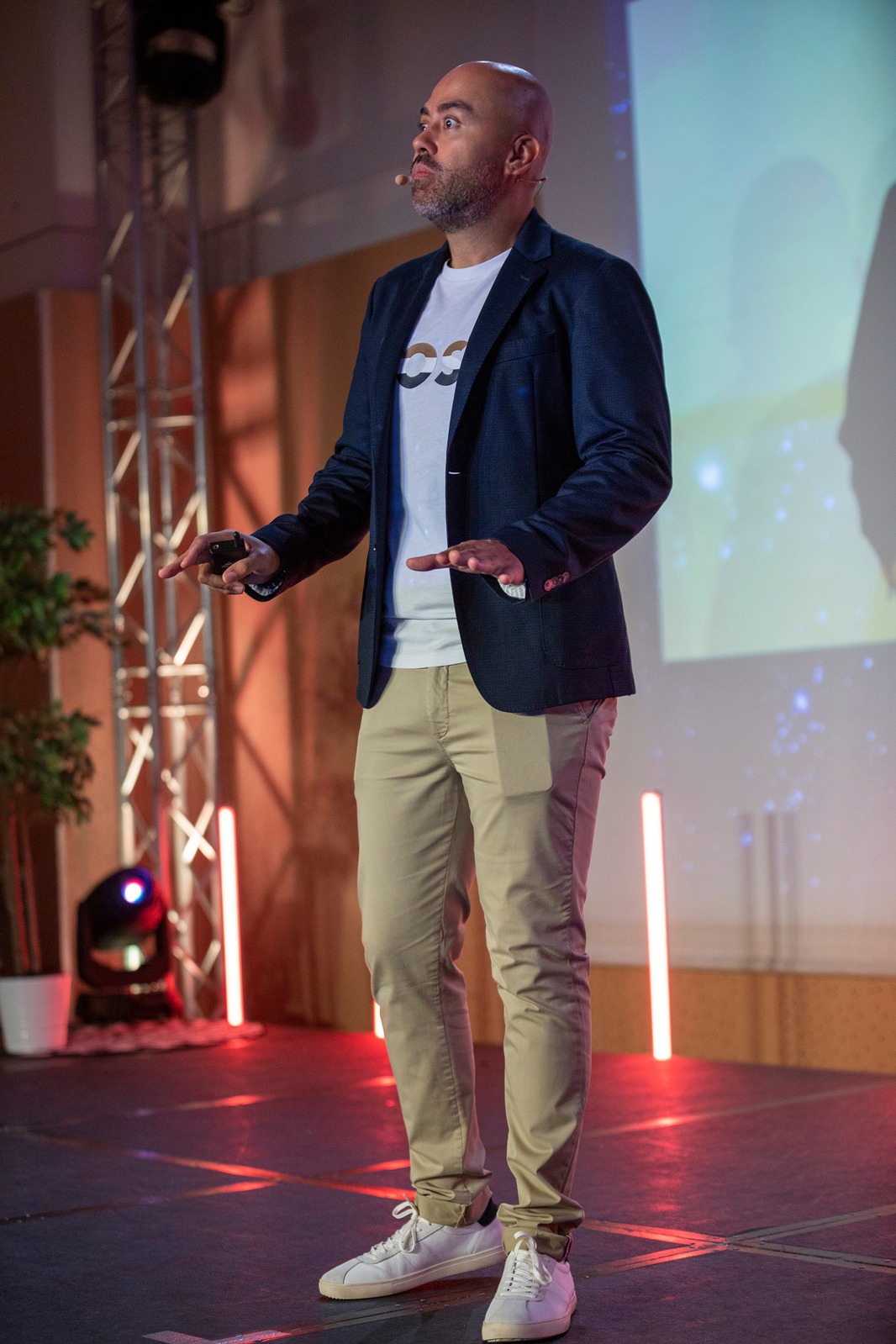 Yannick Alain sur scène, lors d’une conférence