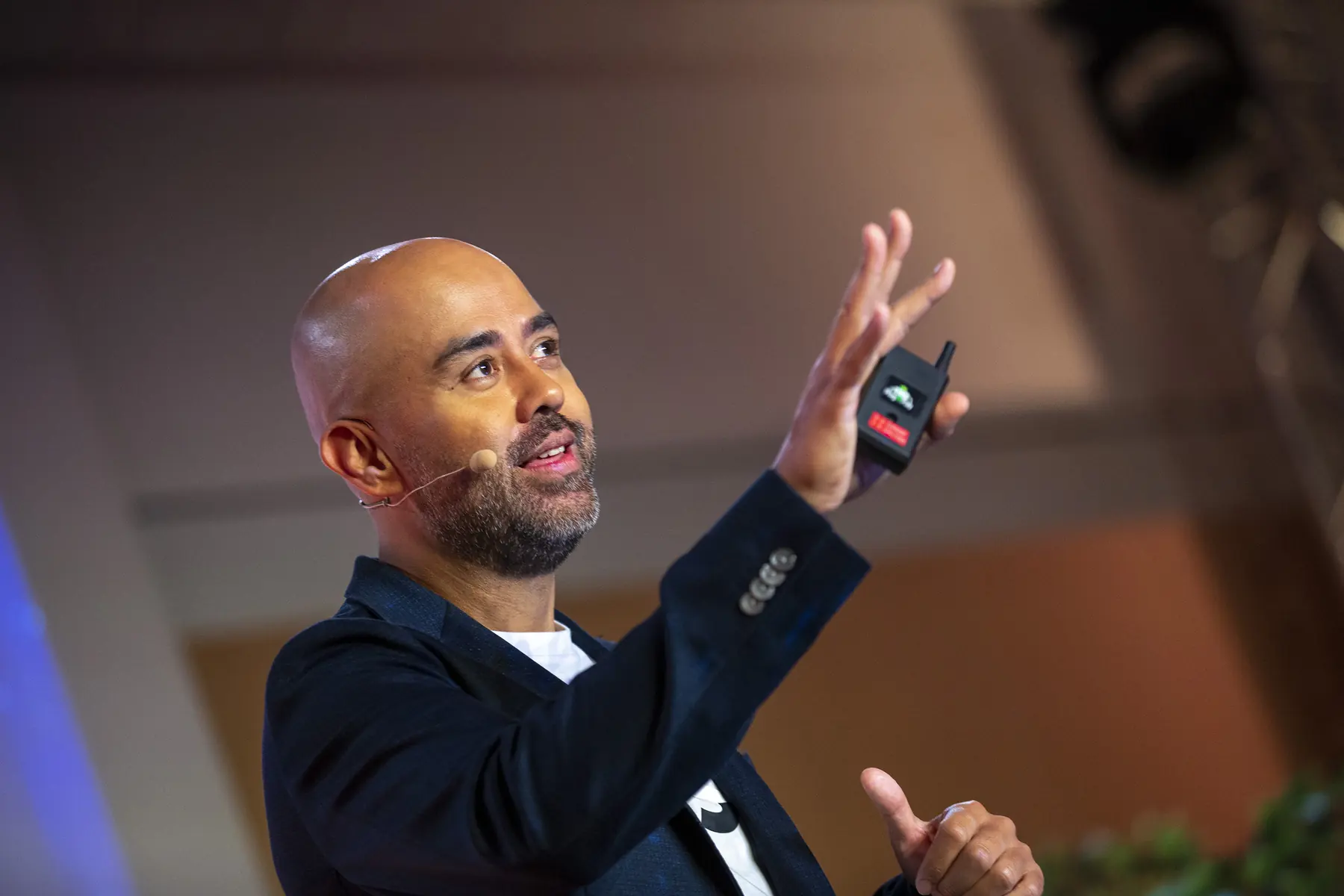 Yannick Alain sur scène, en pleine explication