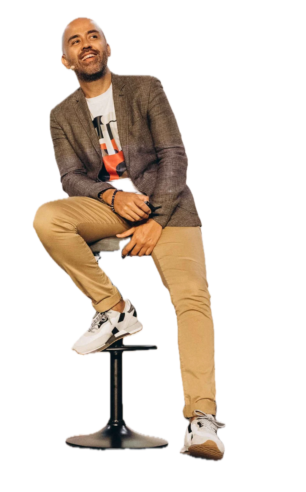 Yannick Alain sur scène, souriant, en veste, tee-shirt et baskets.